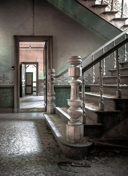 Trap in een verlaten landhuis van Olivier Photography