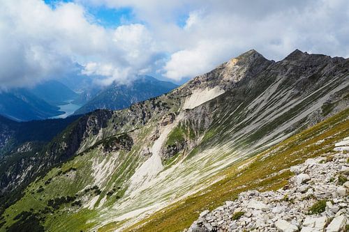 Het natuurpark Ammergauer Alpen is een van de mooiste landschappen in Beieren. Het combineert ongerepte natuur, afwisselende berglandschappen en traditionele alpenweiden.