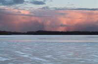 Dreigende wolkenlucht boven bevroren meer