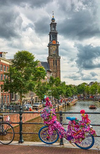 Schöne Aussicht auf die Westertoren an einem schönen Sommertag im Jahr 2020 Sommertag in Amsterdam,  von Ardi Mulder