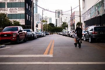 Man op fiets, Wynwood Miami van Speels Fotografie