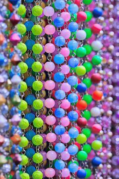 Gros plan de chaînes de perles multicolores joyeux sur Tony Vingerhoets