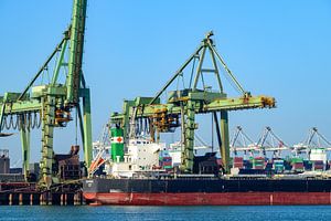 Mit Kohle gefülltes Massengutfrachtschiff beim Löschen seiner Ladung im Hafen