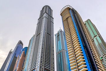Hoogbouw met glazen gevels in Dubai van MPfoto71
