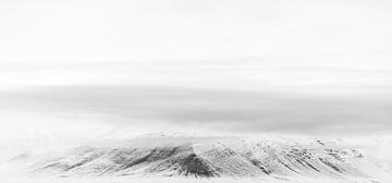 Snowy mountains van Claudia van Zanten