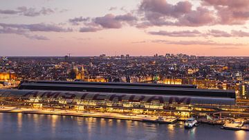 Uitzicht over Amsterdam in het blauwe uurtje van Meindert Marinus