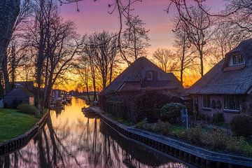 Giethoorn bei Sonnenuntergang von Jan Willem Oldenbeuving