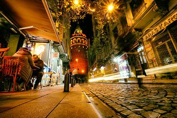 Galata  toren in de avond, Istanbul van Caught By Light
