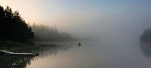 Nebel am frühen Morgen mit einsamer Fischer von Marloes van Pareren