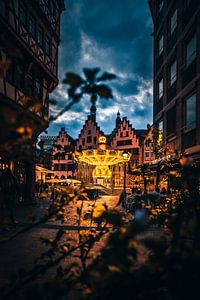 De Römer in Frankfurt met kettingcarrousel op het blauwe uur/ verlicht van Fotos by Jan Wehnert