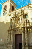 Artistieke ingang van de Basiliek van Santa Maria de Alicante tussen de klokkentoren en een andere t