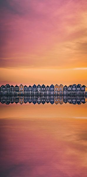 houten huisjes weerspiegeling zonsondergang pastel van vedar cvetanovic