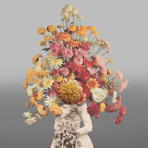Selbstporträt mit Blumen 1 (grauer Hintergrund) von toon joosen