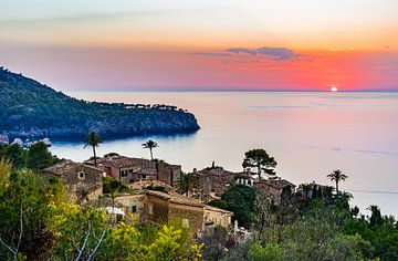 Village méditerranéen sur la côte de Deia, à Majorque, en Espagne. sur Alex Winter