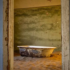 Badkuip in Kolmanskop, Namibië van Menso van Westrhenen