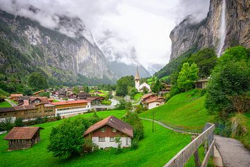 Mistige Mystiek: Lauterbrunnen Tussen Wolken en Bergen van Bart Ros