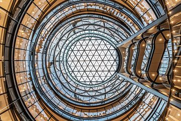 Omhoog kijken naar de ronde vormen in het atrium van een gebouw van Bob Janssen