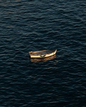 Dobberende vissersboot in Italië van Visuals by Justin