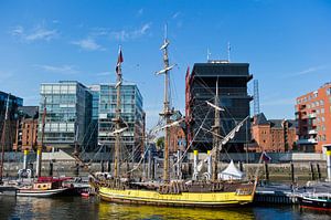 Hamburg - Blick auf ein Segelschiff im Hafen
