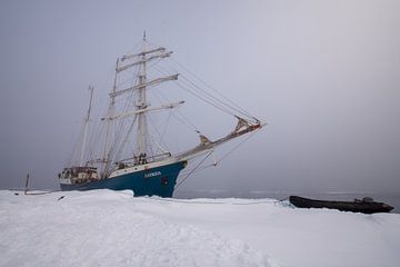 Tallship Antigua in het ijs van Peter Voogd