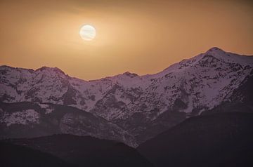 Berge der Apuanischen Alpen bei Sonnenuntergang. Toskana, Italien. von Stefano Orazzini