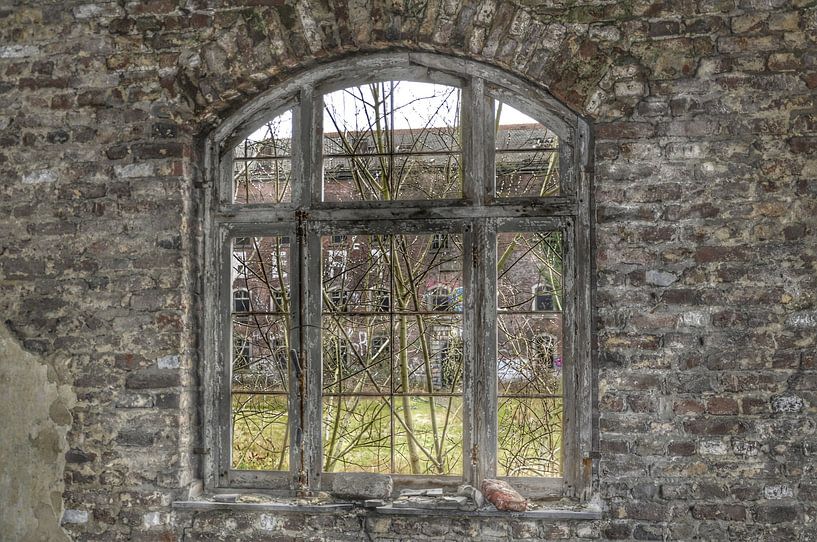 Urbex  raam by Fatima Maria Mernisi