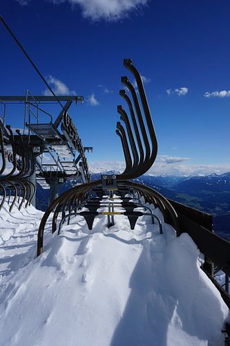 Stoeltjeslift vol met sneeuw