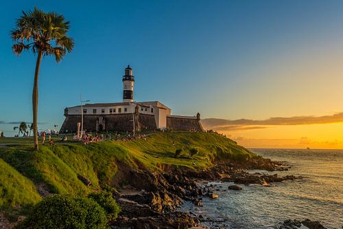 Vuurtoren van Barra tijdens zonsondergang in de stad van Salvador Brazil