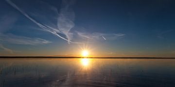 Morgendämmerung am See, dunkelblaues Wasser und rosa Dämmerung von Michael Semenov