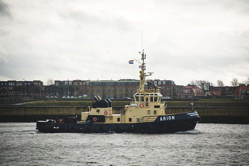 Sleepboot Arion net uit de Noorder sluis IJmuiden