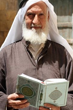 Oude man met koran in Jordanië van Gert-Jan Siesling