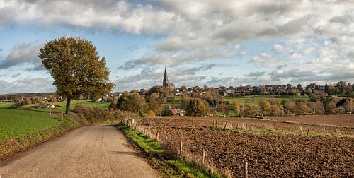 De Sint-Martinuskerk in Vijlen in herfstkleuren
