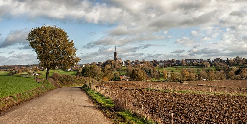 De Sint-Martinuskerk in Vijlen in herfstkleuren by John Kreukniet