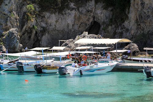 Bootjes in Paleokaqtritsa in Corfu