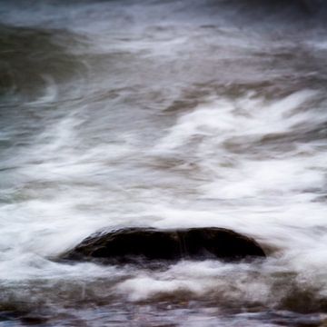 Sfeer foto van rotsblok in zee
