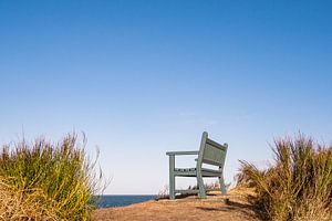 Eine Sitzbank an der Küste der Ostsee