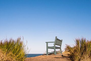 Eine Sitzbank an der Küste der Ostsee