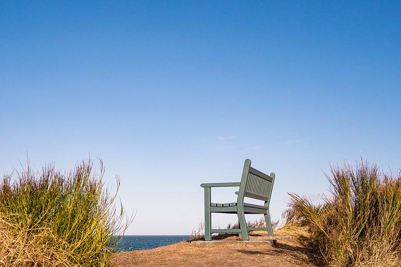 Eine Sitzbank an der Küste der Ostsee von Rico Ködder