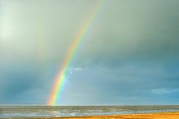 Wolken en regenboog boven de Waddenzee bij Westhoek tijdens eb van Marcel van Kammen