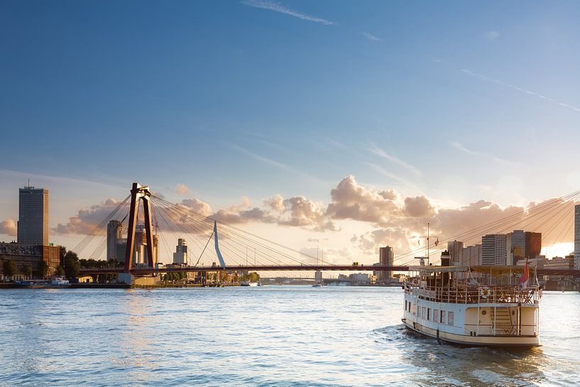 Pannenkoekenboot met de bruggen van Prachtig Rotterdam