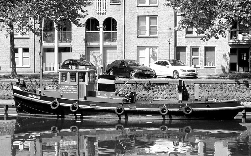 Old Boat by Koos Iperen