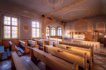Warmes Licht in einer Kirche von Roman Robroek