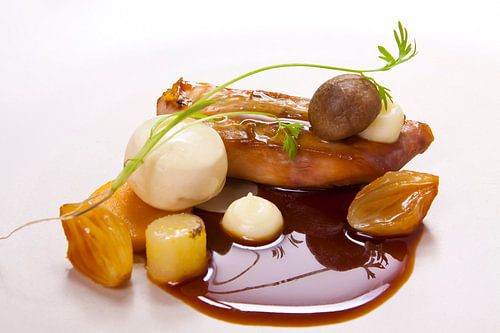 Prachtig gerecht van parelhoenfilet