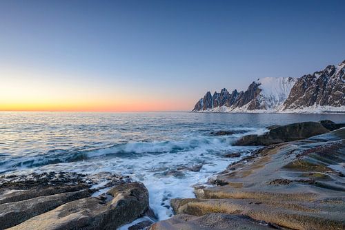 Zonsondergang over de Okshornan bergketen op het eiland Senja in Noord-Noorwegen