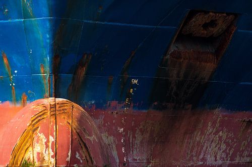 De boeg van de coaster in de haven afgemeerd.