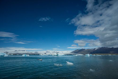 IJsland - wolken scheiden blauwe lucht over turquoise ijs op gletsjermeer Jökulsárlón