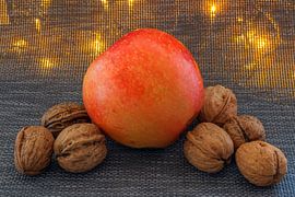 KONZEPT HERBST : APFEL UND WALNÜSSE von Photoart-Naegele