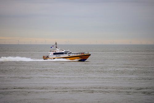 De loods komt weer binnen vanaf zee