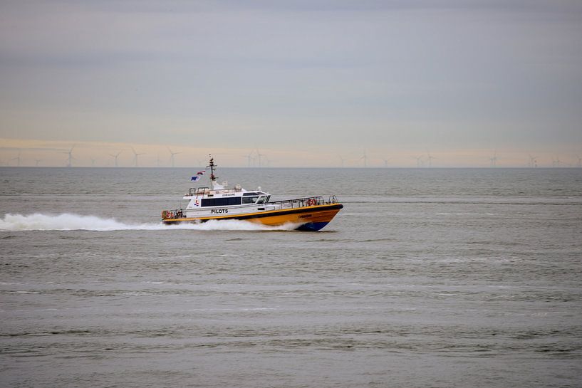 The pilot reenters from sea by scheepskijkerhavenfotografie