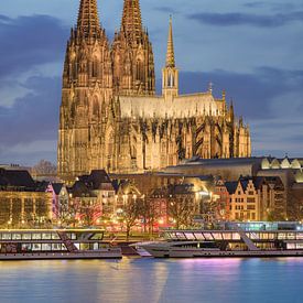 La cathédrale de Cologne le soir avec un nouvel éclairage LED sur Michael Valjak